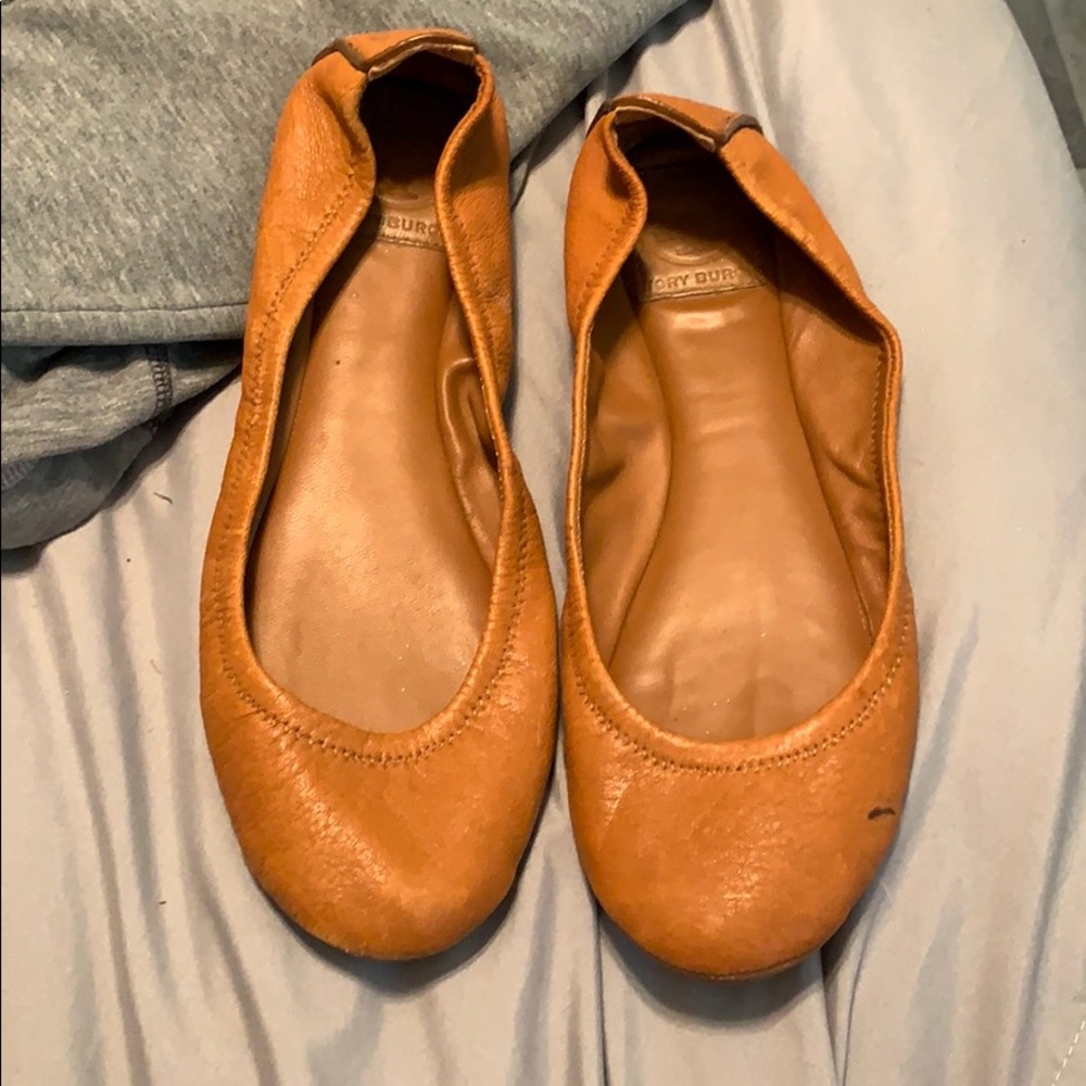 Brown soft leather Tory flats!